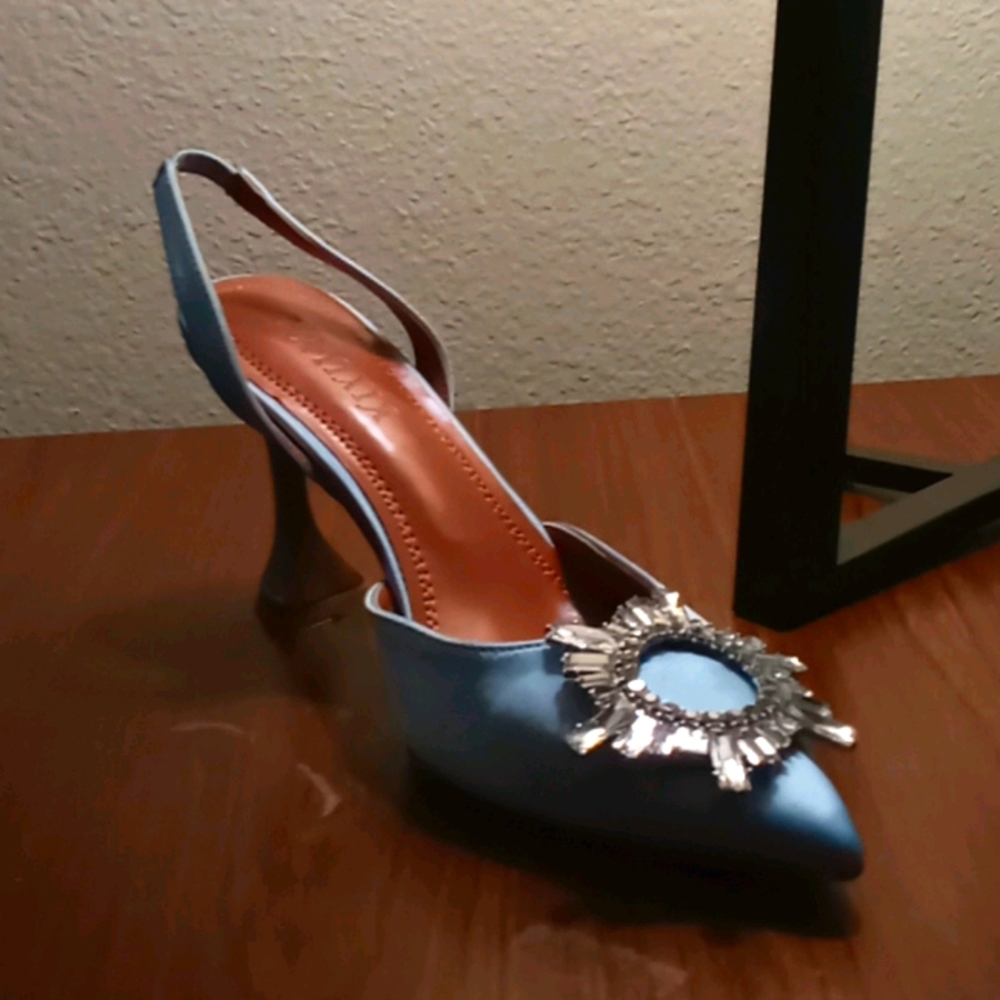 Hayixia pointed high heels!